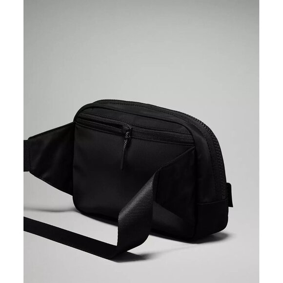 Everywhere Belt Bag Large 2L - Black/Black - Picture 3 of 6